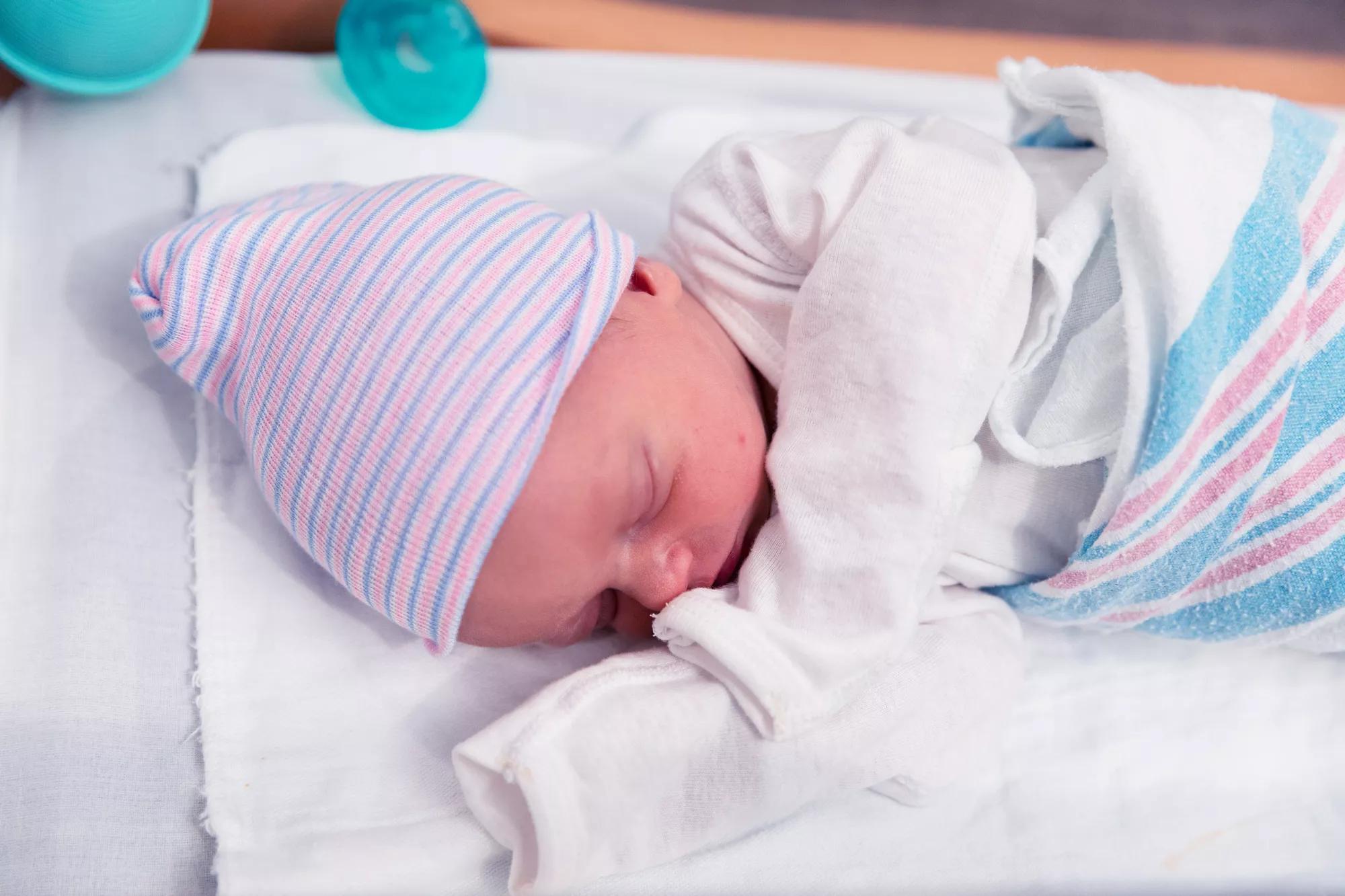 2018_ACNA-IP-LS-HUG_Crouse_single_baby_bassinet_close_up2