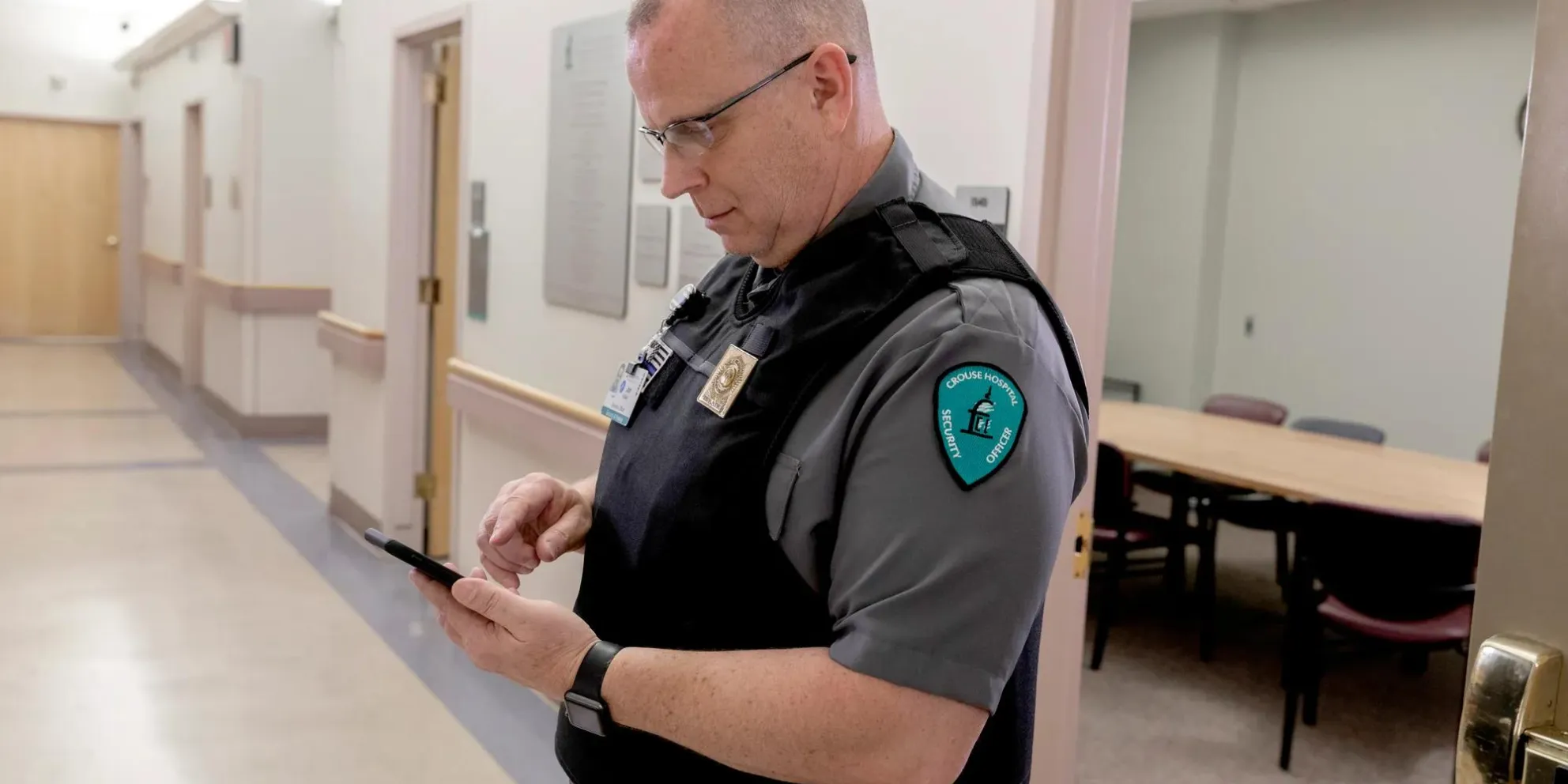 Hospital security guard receives Instant Notifier message from Hugs Infant Protection system. Securitas Healthcare.