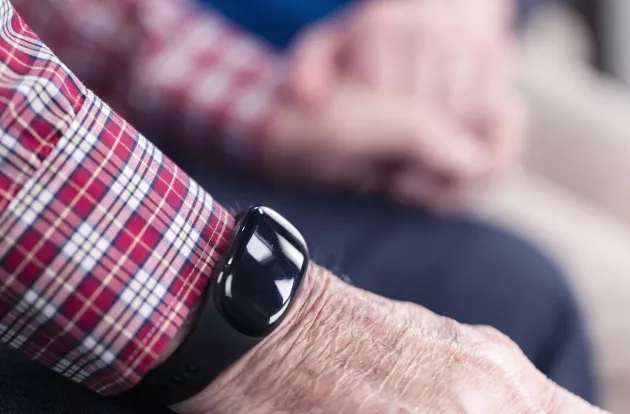2019_SLNA-WM-A-WGB_Resident_Wearable_narrow_bokeh