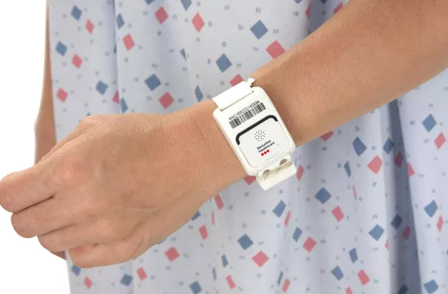Patient wearing the T2sp patient protection band on their wrist. Securitas Healthcare.