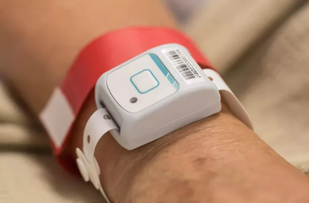 Patient flow band visible on wrist. Securitas Healthcare.