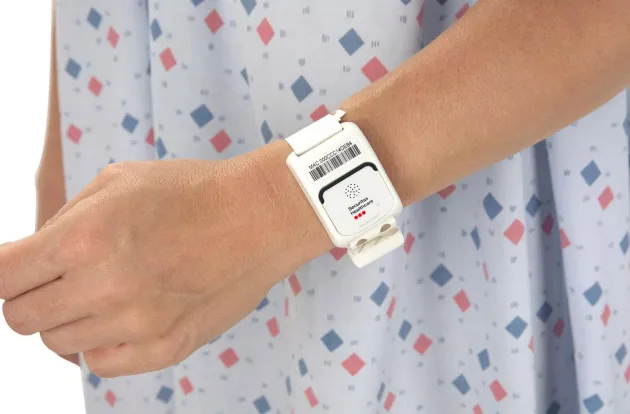Patient wearing the T2sp patient protection band on their wrist. Securitas Healthcare.
