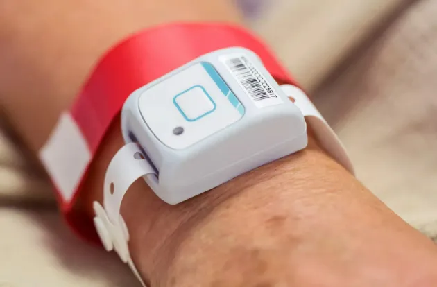 Patient wearing Securitas Healthcare's T2s Patient locating band on their wrist.