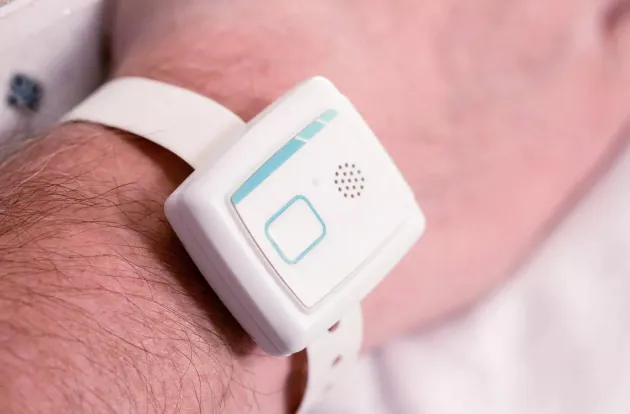Patient wearing the Securitas Healthcare T14 patient badge for Patient Flow applications.