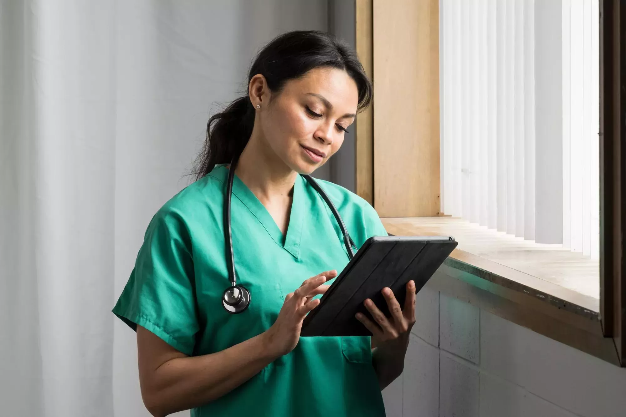 SH_Hosp-Doctor Checking Stats-AdobeStock_146105101