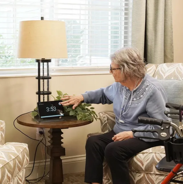 A senior living resident initiates an alarm on an Arial Resident e-call tablet by Securitas Healthcare
