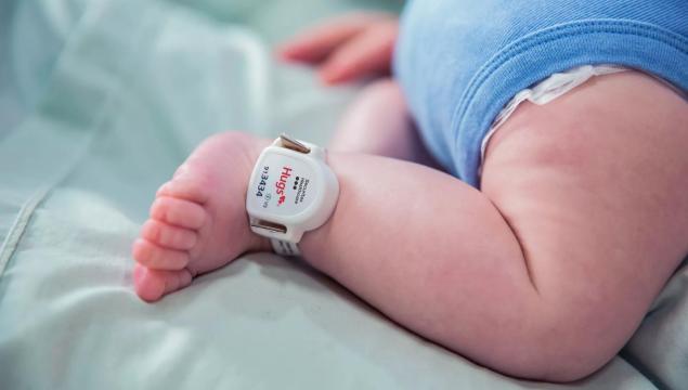 Hugs infant protection tag and band on infant's ankle. Securitas Healthcare.