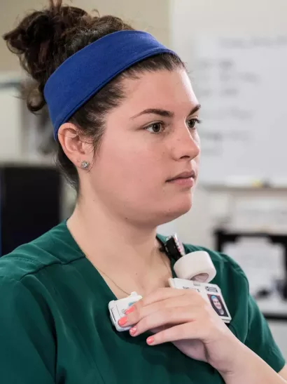  Nurse pressing the T14 staff protection badge - Securitas Healthcare.