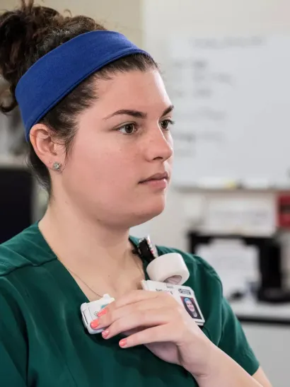  Nurse pressing the T14 staff protection badge - Securitas Healthcare.