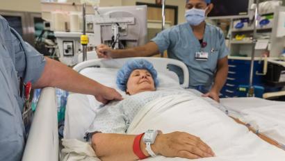 Patient in hospital bed, wearing the Patient flow tag while being cared for. Securitas Healthcare. 