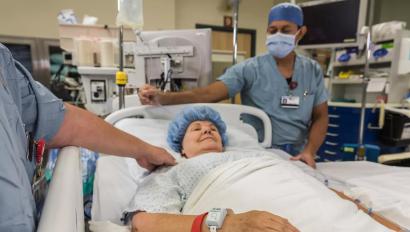 Patient in hospital bed, wearing the Patient flow tag while being cared for. Securitas Healthcare. 